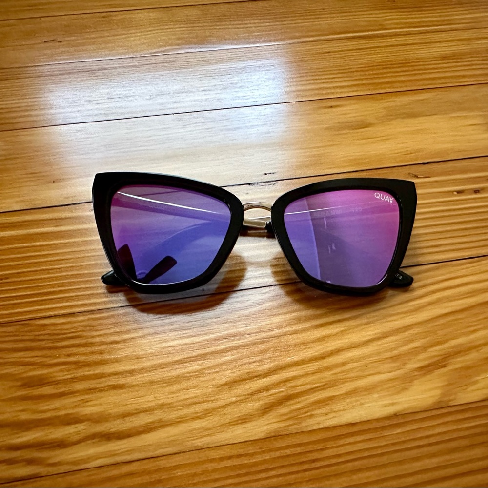 Quay Reina Mini Sunnies Like New